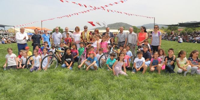 Çocuk oyunlarında dereceye girenlere Başkan Uysal’dan bisiklet