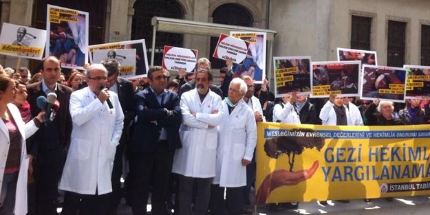 Kirlettikleri caminin önünde gösteri yaptılar