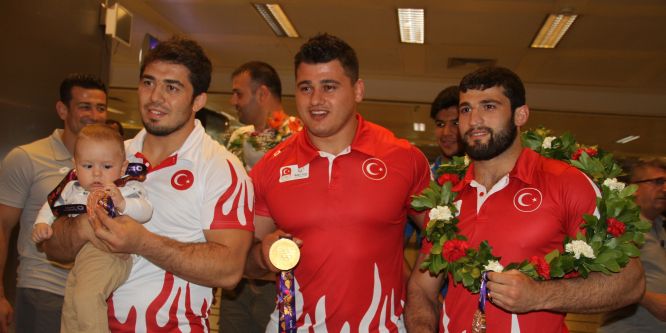 Avrupa şampiyonu milli güreşçiler yurda döndü