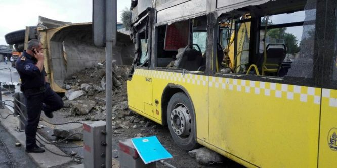 Metrobüs yolunda kaza: 1 yaralı