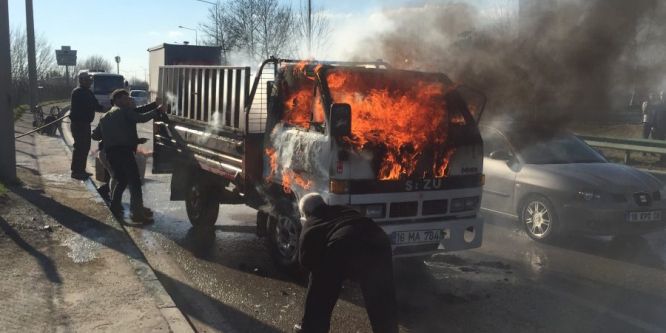 Kamyonetin kasası alev aldı