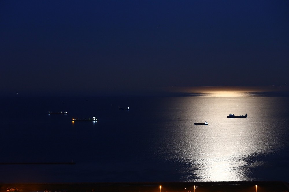 2020 Yılının ilk dolunayı ve ay tutulması İskenderun Körfezi üzerinde kartpostallık görüntüler oluşturdu 