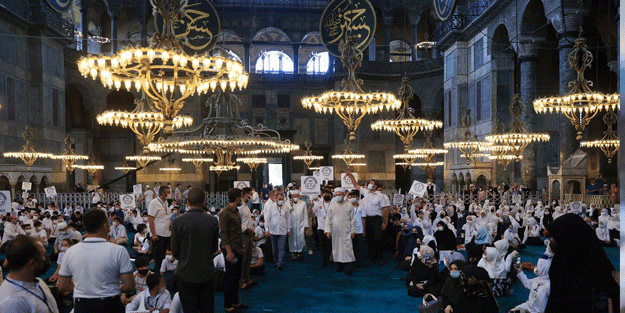 “2021 Yaz Kur’an Kursları Kapanış Programı” Ayasofya’da yapıldı