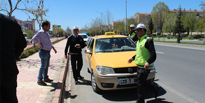 Karşıdan karşıya geçen çifte araç çarptı: 2 yaralı