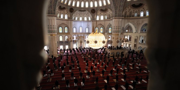 2021'in ilk cuma namazında vatandaşlar camilere akın etti