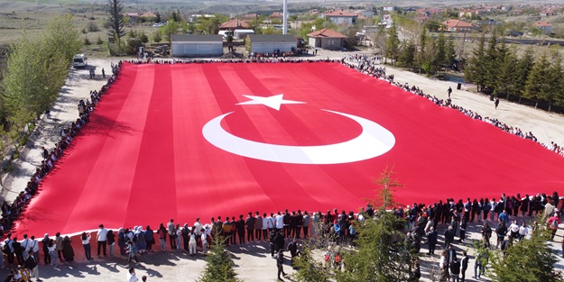 2023 genç 3 bin metrekarelik Türk bayrağı açtı