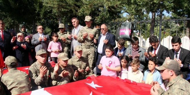 Öğrenciler, okullarının ismini taşıyan şehitlerin kabrini ziyaret etti