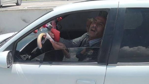 ‘Aha bu gördü, nereden gördüyse?’ Trafik polisi ceza kesince çok kızdı!