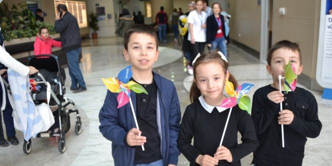Hastaneye giden çocuklara 23 Nisan hediyesi