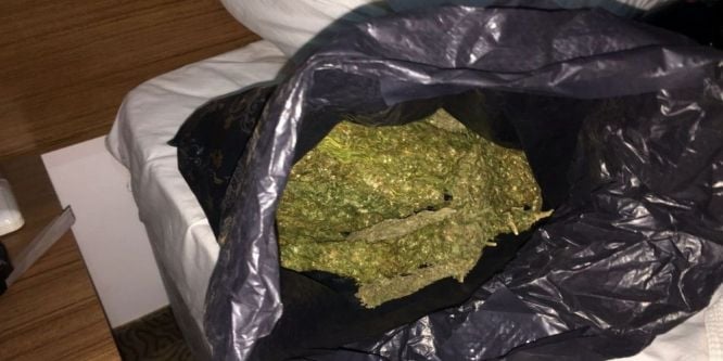 Otel odasına uyuşturucu baskını