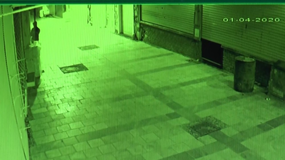 21 saniyede 15 bin liralık soygun yaptı 