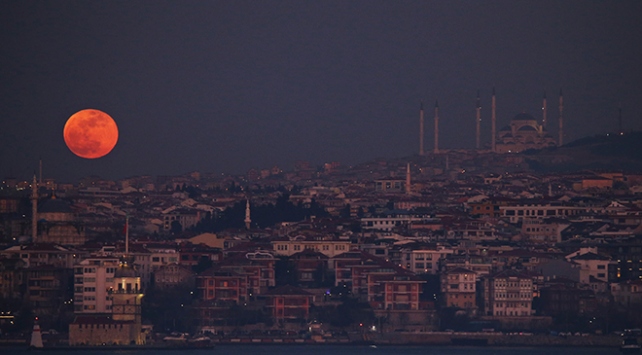 21. yüzyılın en uzun kanlı ay tutulması bu gece