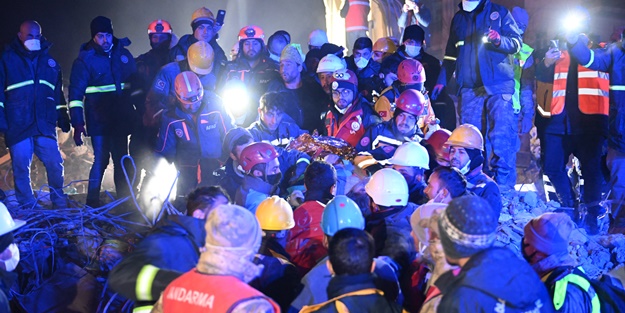212 saat sonra enkazdan kurtarılan 77 yaşındaki kadın, Mersin'e getirildi