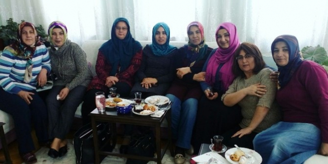Malatya'da AK Partili kadınlar kapı kapı dolaşarak başkanlık sistemini anlatıyor