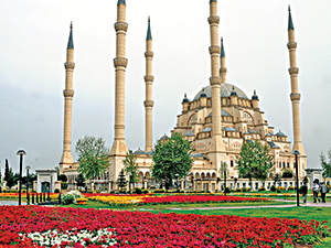 Ortadoğu’nun en büyük camisi yazın serin, kışın sıcak olacak