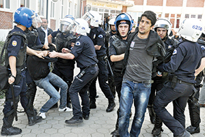 AÜ ve DEÜ’de gerginlik