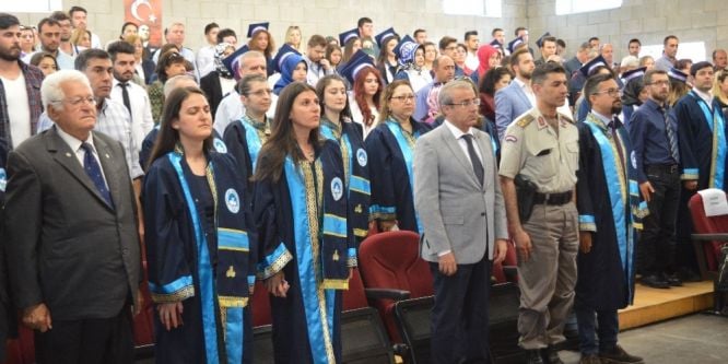 Dereceye giren üniversite öğrencilerine plaket