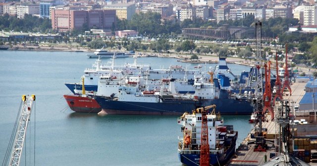 22 gemi Rusya’ya mal götürmek için bekliyor