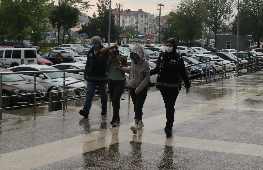 22 kilogram esrarla yakalanan 2 kadın adliyeye sevk edildi 