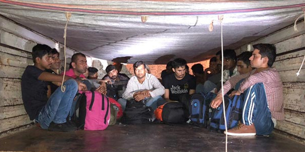 22 Pakistanlı mülteci kamyon kasasında yakalandı