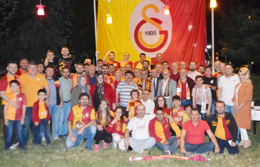 22. şampiyonluğu Ramazan’ın 22. günü iftar yemeğinde kutladılar 