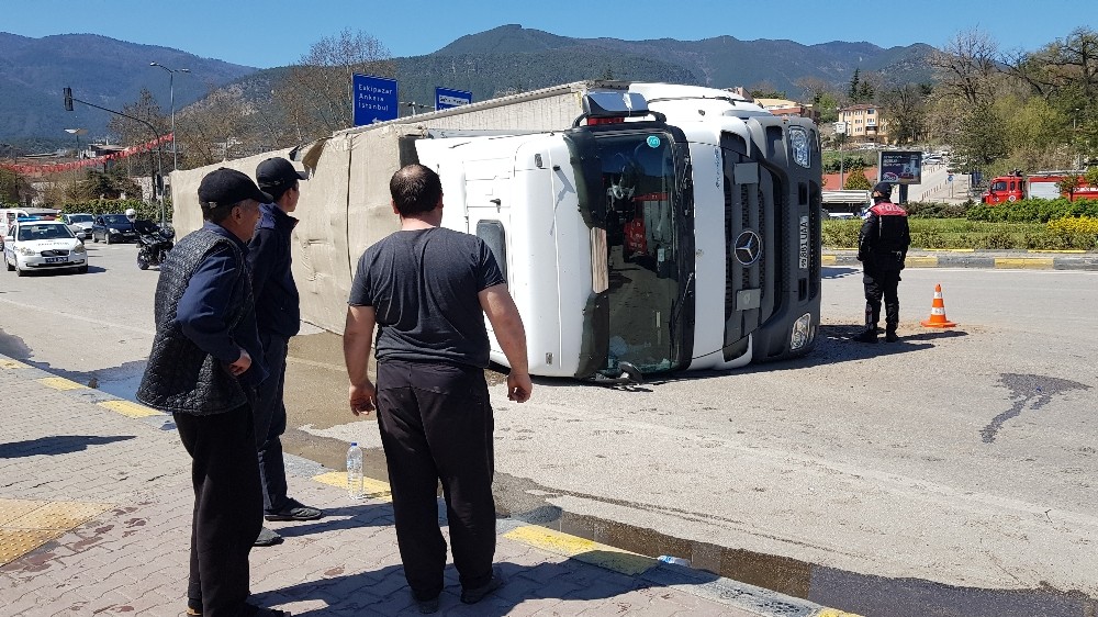 22 ton ip yüklü tır kavşakta refüje çarpıp devrildi 