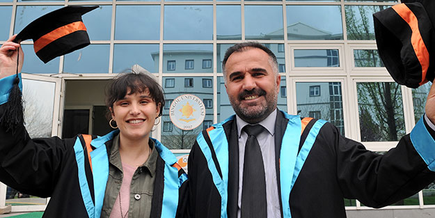  22 yaşındaki kızı ile aynı üniversiteden diploma aldı