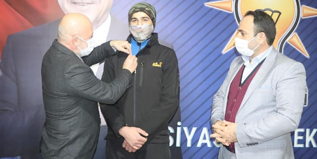 22 yaşındaki Recep Tayyip Erdoğan AK Parti üyesi oldu