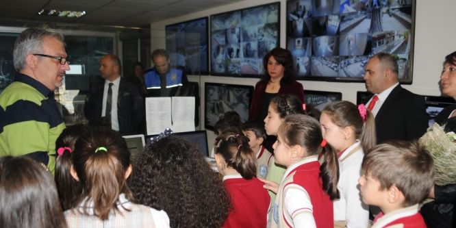 Öğrencilerden polislere anlamlı ziyaret