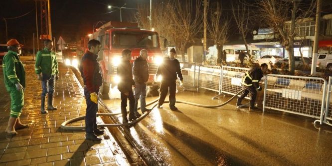 Yüksekova’da yol yıkama çalışması