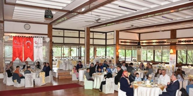 Vali Aktaş koruyucu ailelerle bir araya geldi