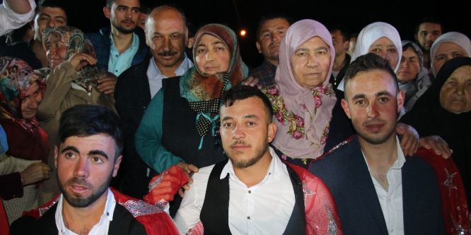 Kınalı kuzular askere uğurlandı