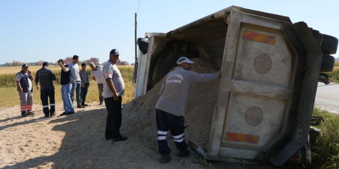 Çakıl yüklü hafriyat kamyonu devrildi