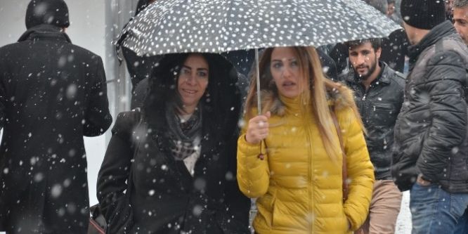 Yüksekova’da yoğun kar yağışı yaşanıyor