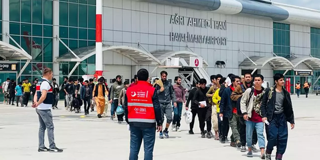 227 göçmen Ağrı'dan uçakla Afganistan'a gönderildi