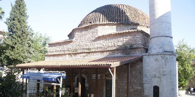 Camide namaz kılan adamın çantası çalındı