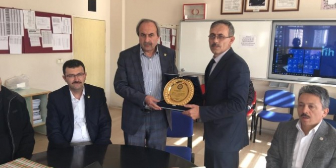 Eğitim Bir-Sen TEOG sınavında başarılı olan öğrencileri ödüllendirdi