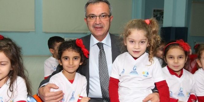 Başkan Adnan Köşker, minik üniversitelilere karnelerini verdi