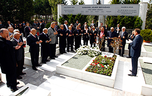 Sabancı mezarı başında anıldı