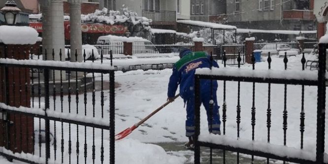 Kartepe’de kar küreme çalışmalarında durmak yok