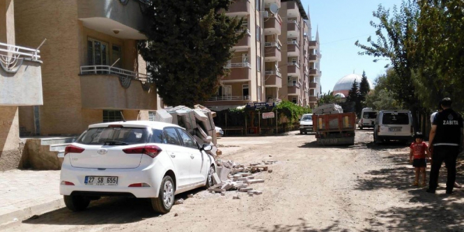 Kamyondan düşen bloklar, park halindeki aracı hurdaya çevirdi