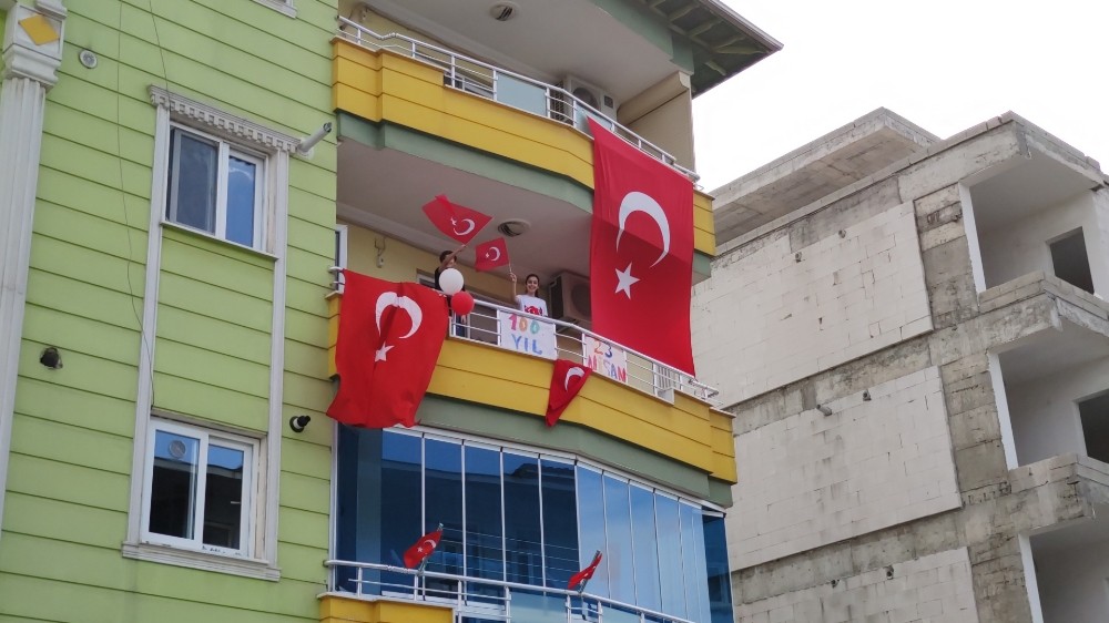 23 Nisan coşkusu evlere sığdı 
