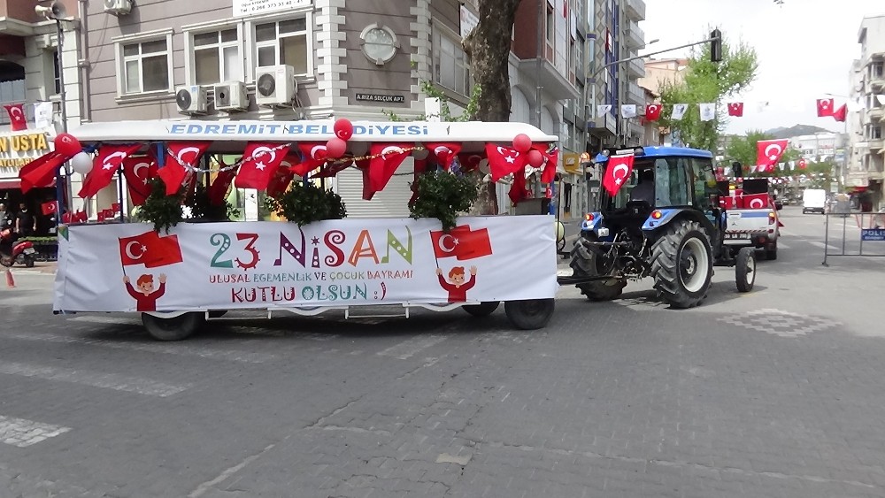 23 Nisan coşkusu, sokağa çıkma kısıtlamasına rağmen balkonlarda yaşandı 