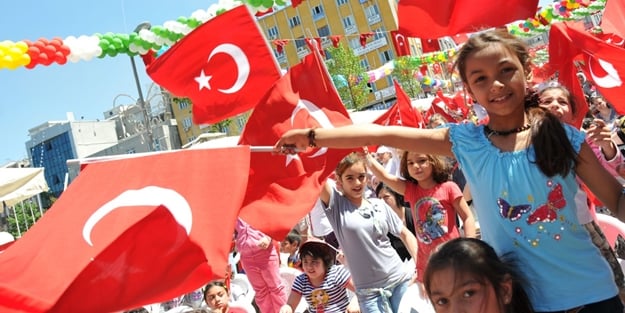 23 Nisan coşkusunu balkonlarda kutladık