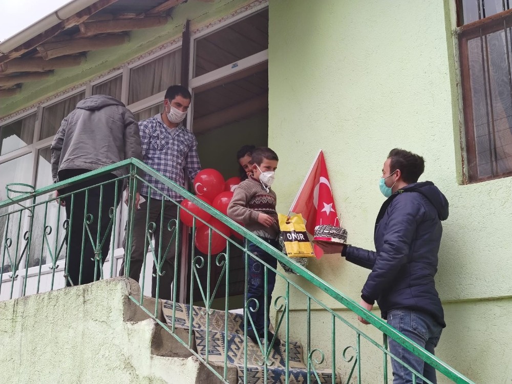 23 Nisan doğumlu çocuğa sürpriz kutlama 