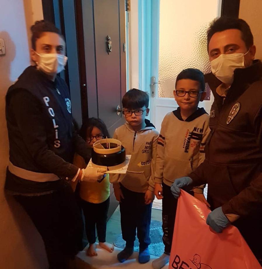 23 Nisan doğumlu çocuklara doğum günü sürprizi 