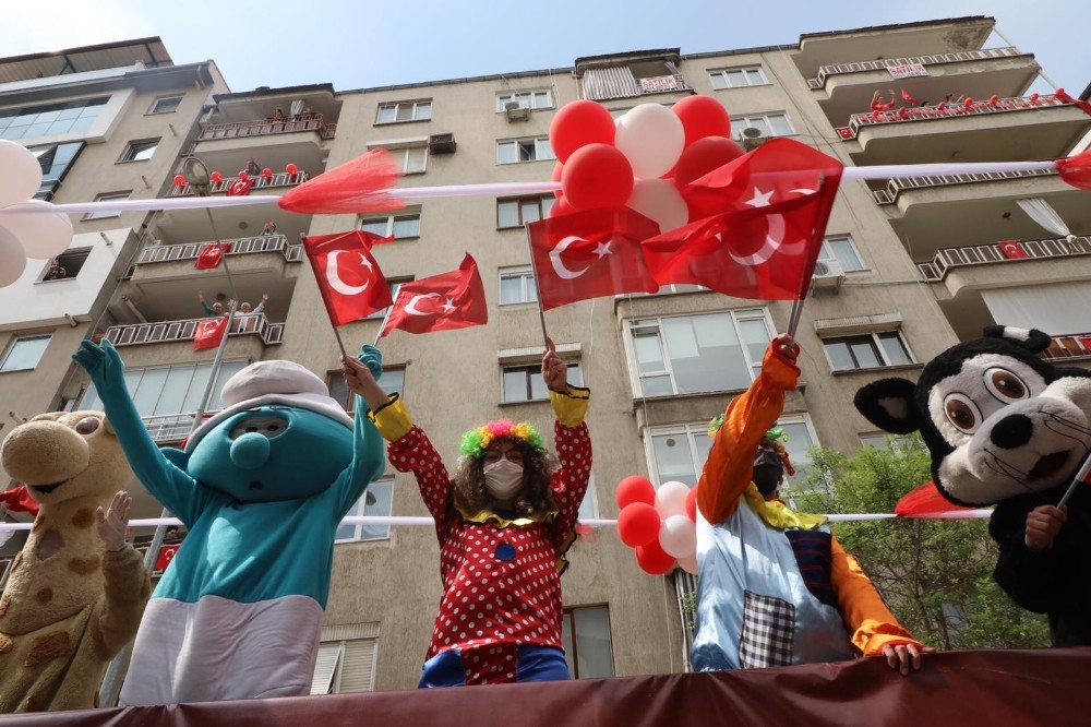 23 Nisan için süslenen tırlar 61 mahallede çocuklara sürpriz dolu anlar yaşattı 