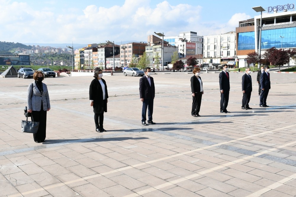 23 Nisan kutlamaları kapsamında çelenk sunumu yapıldı 