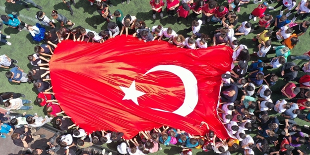 Çocuklarını 23 Nisan kutlamalarına götüren kadını çocuklarının gözü önünde bıçakladı