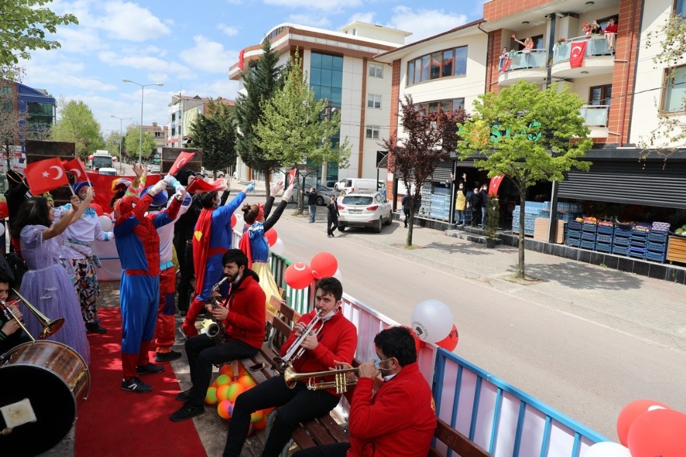 23 Nisan tırıyla bayram coşkusunu İzmit sokaklarına taşıdı 